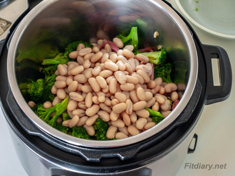Broccoli with Ham and White Beans