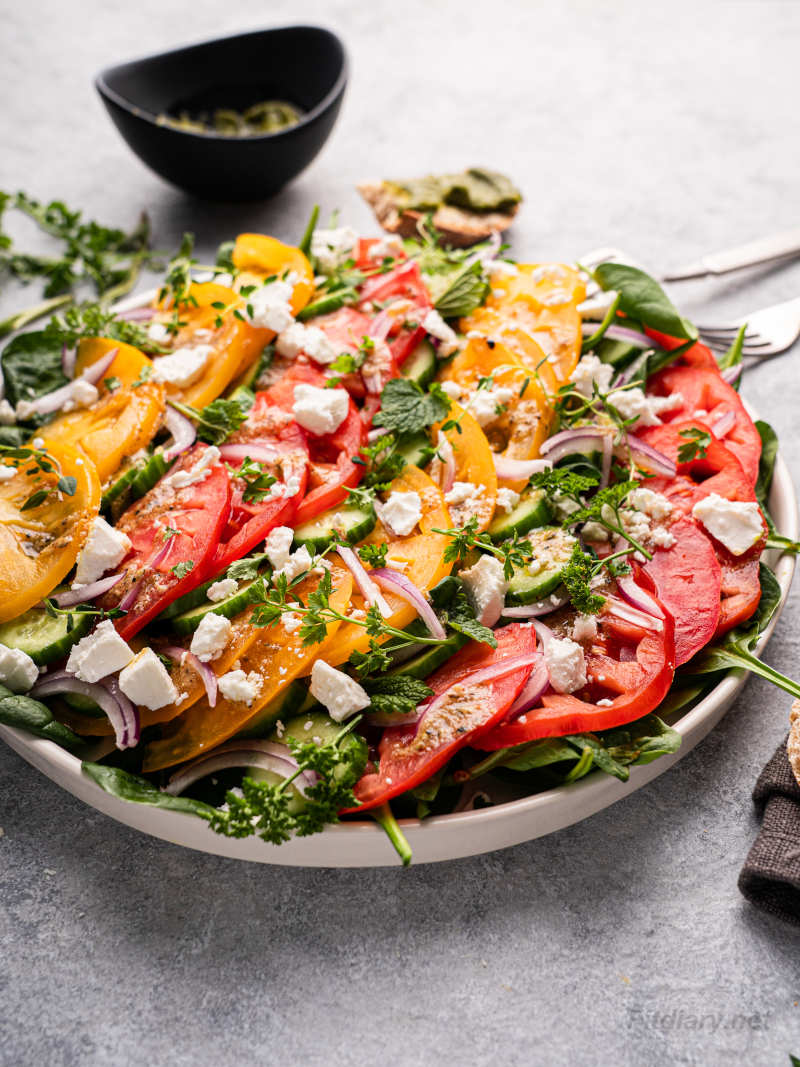 Summer Tomato Salad – healthy, low carb salad for dinner that is ready in 10 minutes