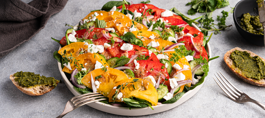 Summer Tomato Salad – healthy, low carb salad for dinner that is ready in 10 minutes